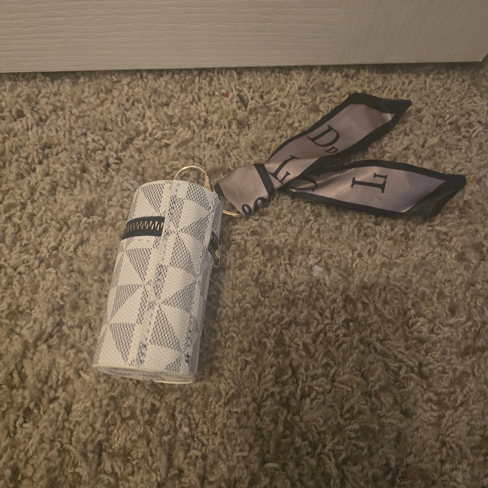 Checkered Keychain Holder with Scarf Accent - Picture 4 of 8